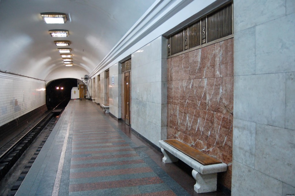 Arsenalna_metro_station
